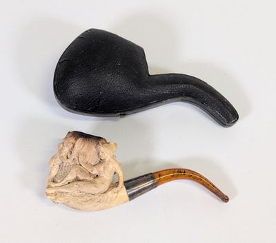 une pipe et un porte-pipe posés sur une table