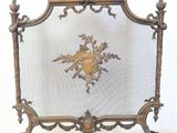 un pare-feu de cheminée orné d'un oiseau et de fleurs