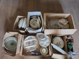 une boîte remplie d'objets divers posée par terre