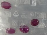un sac en plastique contenant un tas de boutons