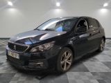 la voiture noire est garée sur un sol en damier dans le garage