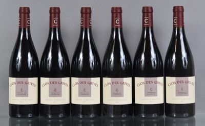 six bouteilles de vin rouge sont alignées
