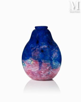 un vase bleu orné d'un motif rose et bleu