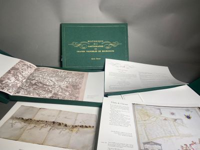 un grand nombre de livres posés sur une table