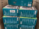 plusieurs cartons empilés les uns sur les autres, avec un rat perché au sommet