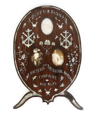 une plaque en bois sur laquelle figure l'image d'un homme et d'une femme