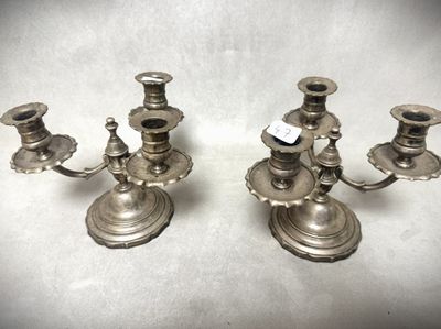 paire de chandeliers anciens en argent sur fond blanc