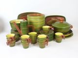 de nombreuses assiettes et tasses vertes et marron sur la table