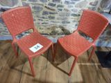 deux chaises rouges placées l'une à côté de l'autre sur un parquet