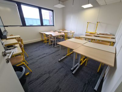 C9: SALLE RIO: 23 tables de différents modèles + 21 chaises …