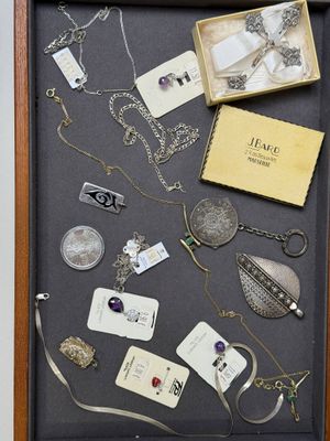 une photo d'une vitrine remplie de bijoux