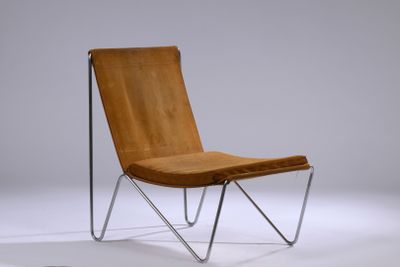 une image représentant une chaise en bois avec une structure métallique sur fond blanc