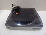 une platine posée sur une table