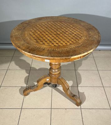 une table en bois avec un plateau à carreaux, posée sur un sol carrelé