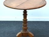 une image représentant une table en bois avec un plateau circulaire
