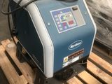 la machine est posée sur une palette dans un entrepôt