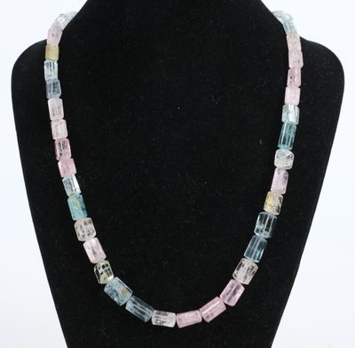 gros plan d'un collier sur un présentoir pour mannequin