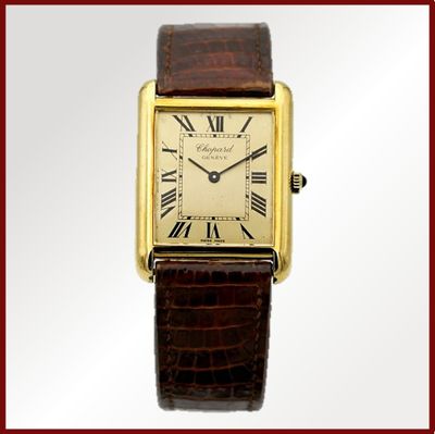 une image d'une montre avec des chiffres romains sur le cadran