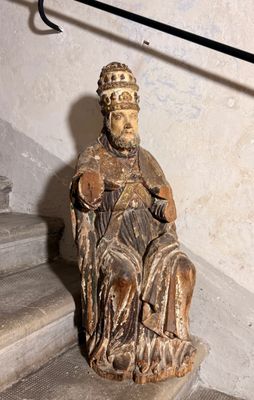 une statue représentant un homme assis sur un escalier