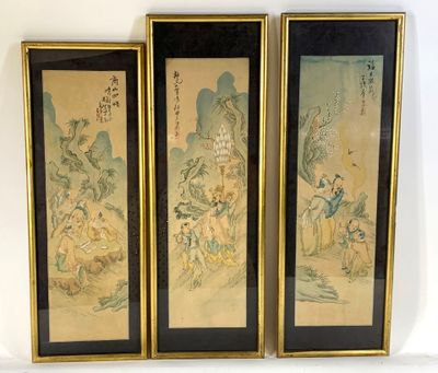 trois tableaux asiatiques encadrés représentant des oiseaux et des fleurs, accrochés à un mur blanc