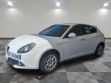 la voiture blanche est garée sur un sol en damier dans le garage