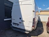 une camionnette blanche garée devant un bâtiment