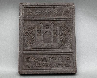gros plan d'un objet métallique sur une surface grise