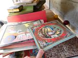 une personne tenant une pile de livres posée sur une table