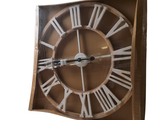 une horloge dont le cadran comporte des chiffres romains