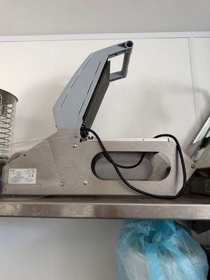une machine posée sur une étagère