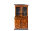 une image d'une armoire en bois avec une porte en verre