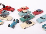 un grand nombre de petites voitures posées sur une table