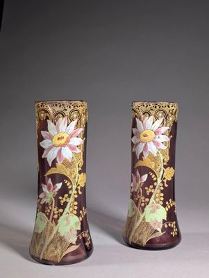 paire de vases ornés de fleurs et d'oiseaux sur fond gris