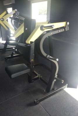 une photo d'un ensemble d'appareils de gym installés dans une pièce