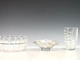 trois verres et un bol posés sur une table