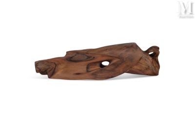 un gros plan d'un objet en bois sur fond blanc