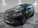 la voiture noire est garée sur un sol en damier dans le garage