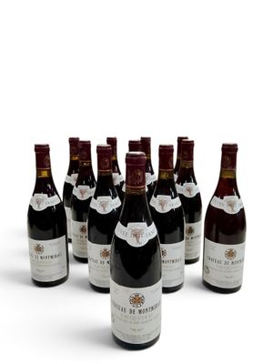 six bouteilles de vin sont alignées sur une surface blanche