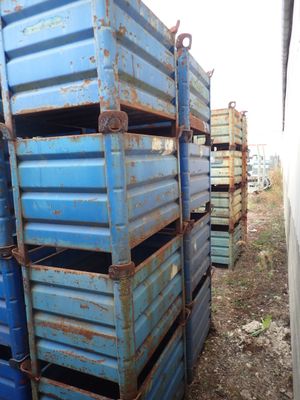 une pile de récipients bleus empilés les uns sur les autres