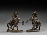 paire de sculptures en bronze représentant des chevaux avec un cavalier, sur leurs pattes arrière