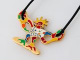 pendentif en forme de lézard jaune, rouge, vert et bleu, monté sur un cordon noir