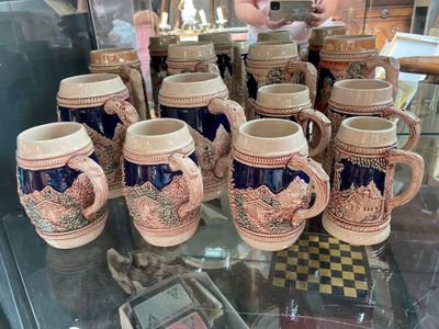 de nombreuses chopes à bière exposées dans une vitrine
