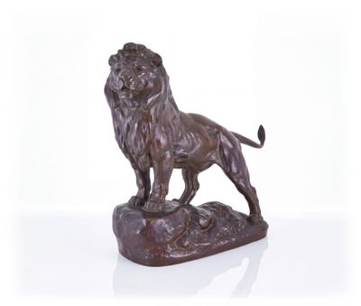 statue d'un lion debout sur un rocher, posée sur un fond blanc