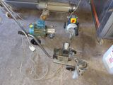 une machine posée par terre à côté d'une autre machine