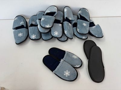 plusieurs paires de chaussons et une paire de chaussons posés sur une surface blanche