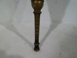 une petite table sur laquelle se trouve une horloge