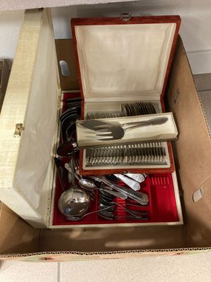 une boîte contenant un tas d'argenterie