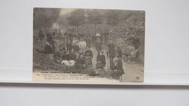 GFA : PM 1920. Aubusson. Tapissières cassant des pierres sur la r...