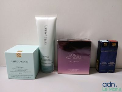 trois types différents de produits de soin pour la peau posés sur une table