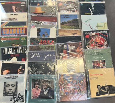 beaucoup de CD sur la table